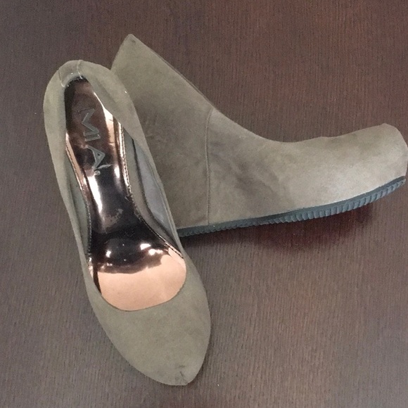 Taupe suede wedge heel. Rugged bottom. - Picture 1 of 3